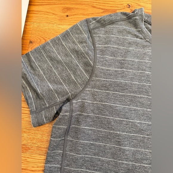 Lululemon Men’s Short Sleeve Shirt Grey with Stripes - Picture 2 of 9